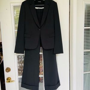 TAHARI suit